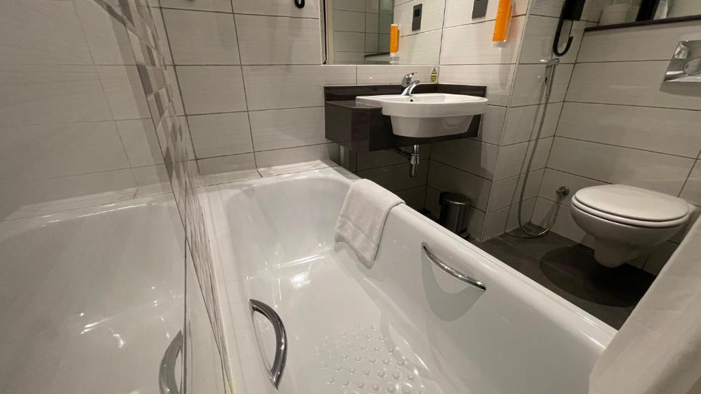 هتل 3 ستاره Premier Inn Doha